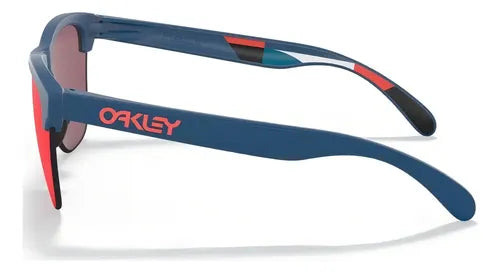 Óculos de sol Oakley Frogskins Lite Matte Poseidon com lentes Prizm Road, armação matte azul e design esportivo.