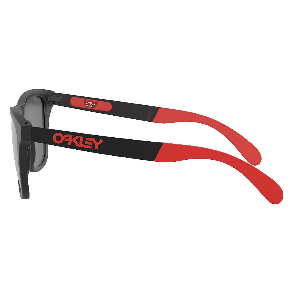 Óculos de sol Oakley Frogskins Mix Matte Black com lentes Iridium, assinatura de Marc Marquez, visual moderno e esportivo.