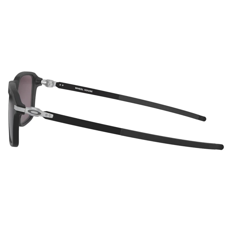 Óculos de sol Oakley Wheel House com armação preta satiné e lentes Prizm Grey, estilo esportivo e moderno, vista frontal